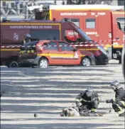  ?? (Photo AFP) ?? Deux sapeurs-pompiers de la BSPP prodiguant les premiers secours à l’assaillant à terre.