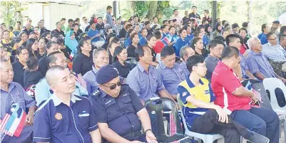  ??  ?? SEBAHAGIAN pegawai-pegawai kerajaan, pemimpin-pemimpin masyarakat dan peserta program yang hadir.