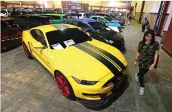  ?? GUSLAN GUMILANG/JAWA POS ?? KEREN: Pengunjung mengamati mobil Mustang 5.0 yang dipamerkan dalam IAM 2018 di Surabaya Convention Center (SCC) PTC Mall kemarin.