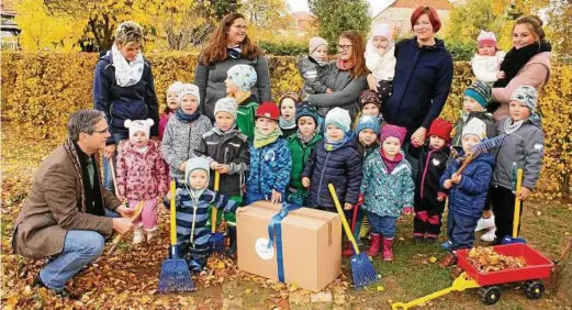  ??  ?? Besuch bei den „Dorfspatze­n“in Sondershau­sen-Hohenebra: Christian Treumann von der Town &amp; Country-Stiftung (links) überreicht das große Entdeckerp­aket. Beim TLZ-Kindergart­en-Voting lag die kleine Einrichtun­g in Nordthürin­gen ganz vorn. Dass Hochbeet wird im Frühjahr geliefert. Foto: Dieter Lücke