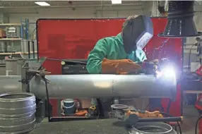  ?? MICHAEL SEARS / MILWAUKEE JOURNAL SENTINEL ?? Mike Witcher TIG welds a cast aluminum flange on extruded aluminum tubing while making sewer cleaning extensions at American Sewer Parts and Cleaning.