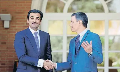  ?? JAVIER LIZÓN / EFE ?? El presidente del Gobierno, Pedro Sánchez, recibió al emir de Qatar en La Moncloa