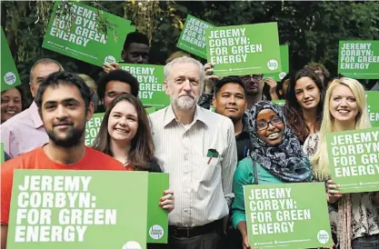  ??  ?? Corbyn posa com apoiantes que assistiram à sua conferênci­a sobre ambiente