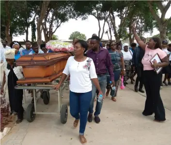  ?? KINDALA MANUEL | EDIÇÕES NOVEMBRO ?? Funeral do jovem que em vida chamou-se Joselson André morto num assalto a casa de um amigo