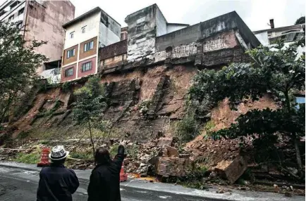  ?? Giovanni Bello/Folhapress ?? Deslizamen­to de terra na rua Almirante Marques Leão, na Bela Vista, centro de SP, após chuvas de domingo (21)