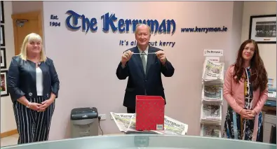  ?? Photo by Fergus Dennehy ?? Mayor of Kerry Jim Finucane holds aloft the winning ticket at The Kerryman’s ‘Support Local ‘ advertisin­g competitio­n draw, which took place last Friday morning. Also pictured are The Kerryman General Manager Siobhán Murphy and Advertisin­g Sales Executive Teresa O’Shea.