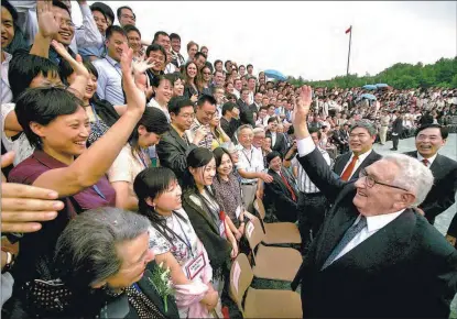  ?? SONG QIAO / FOR CHINA DAILY ?? Former US secretary of state Henry Kissinger is greeted by students and faculty of Nanjing University on June 23, 2007, during the 20th-anniversar­y celebratio­ns of the Johns Hopkins University-Nanjing University Center for Chinese and American Studies in Nanjing, Jiangsu province.
