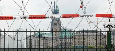  ??  ?? Blick auf die Alsterprom­enade und das Hamburger Rathaus. Beim G20 Gipfel sind auch die Bahnstreck­en mit „Nato“Stacheldra­ht gesichert.