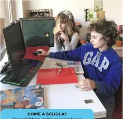  ??  ?? COME A SCUOLA?
Magari! Stare dietro ai compiti non è facile. Qui Pietro mostra ad Anita la piattaform­a online usata dalla sua classe.