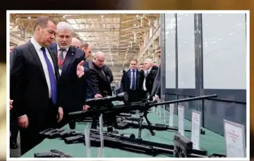  ?? FOTO: RITZAU SCANPIX ?? Dmitrij Medvedev på besøg i Kalashniko­v- koncernen i januar i år.