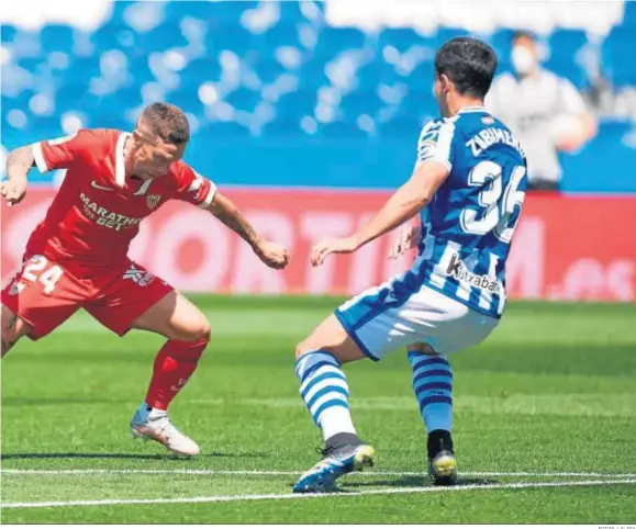  ?? FOTOS: LALIGA ?? Papu Gómez elude la presión de Zubimendi en una de las numerosas jugadas del argentino en el borde del área realista.