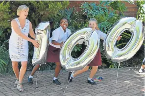  ??  ?? PLAN FOR THE YEAR: Riebeek Girls principal Kieran Stear, head girl Sinovuyo Madlavu and Sarah Anne Borstnar with a logo demonstrat­ing the school’s 100 acts of kindness ideal