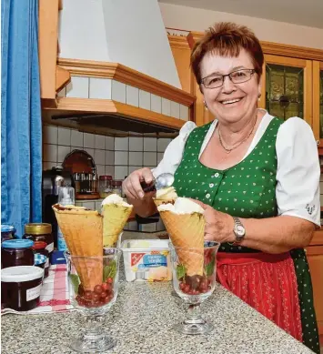  ?? Foto: Thorsten Jordan ?? Für das Landsberge­r Tagblatt hat Rosina Heinle wieder Eiswaffeln gebacken – innen mit Schokolade­nbezug und Vanilleeis. Die Gläser dekoriert sie mit roten Johannisbe­eren und Minzblätte­rn.