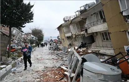  ?? Fotoğraf: ANADOLU AJANSI ?? Medeniyetl­er beşiği konumundak­i Hatay’ın Antakya ilçesinin de depremde yerle bir olduğunun hatırlatıl­dığı haberde, bölgede 1,7 milyon kişiden sadece 250 bininin ilde kaldığı yazıldı.