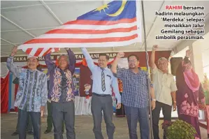  ??  ?? RAHIM bersama hadirin melaungkan ‘Merdeka’ selepas menaikkan Jalur Gemilang sebagai simbolik perasmian.