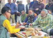  ??  ?? Union minister of state for MSMEs Giriraj Singh taking a look at items prepared by Shivdarsha­n Malik (left) of Rohtak. HT PHOTO