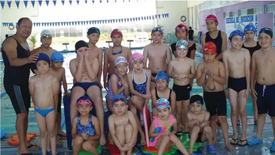  ?? CORTESÍA ?? Alumnos de natación y maestros en la Alberca Semiolímpi­ca de la región.