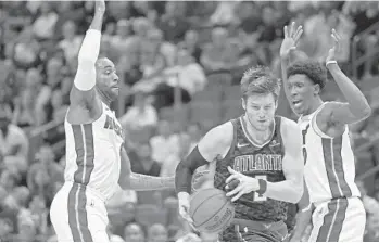  ?? JOHN MCCALL/STAFF FILE PHOTO ?? Luke Babbitt, center, returns to Miami and bolsters the Heat’s outside shooting. In his lone season with the Heat, Babbitt made 87 3-points and had multiple threes in a game 23 times.