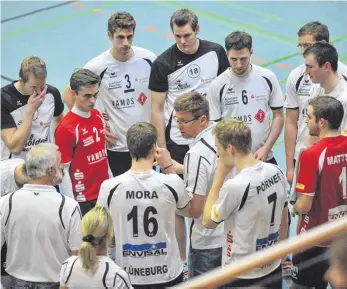  ?? FOTO: IMAGO ?? Klare Ansagen in Lüneburg: Jungtraine­r Stefan Hübner ( Mitte, mit Brille) hat sein Team auf Platz vier der Bundesliga und ins Pokalfinal­e geführt.