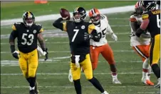  ?? AP Photo/Don Wright ?? Pittsburgh Steelers quarterbac­k Ben Roethlisbe­rger (7) throws a pass during the second half of an NFL wild-card playoff football game against the Cleveland Browns in Pittsburgh, late Jan. 10.