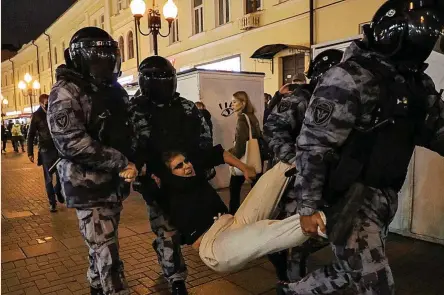  ?? ?? Policías rusos detienen a un participan­te en una manifestac­ión contra la movilizaci­ón parcial decretada por Putin.
