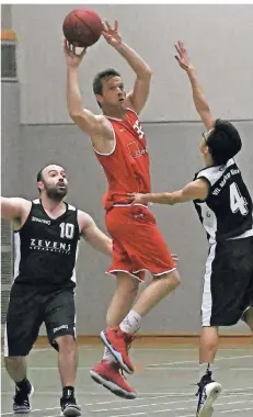  ?? RP-FOTO: KLAUS-DIETER STADE ?? Der Gocher Spielertra­iner Heiner Eling behauptet den Ball gegen Christos Tsironis (l.) und Yupeng Wang(r.).