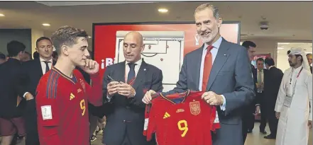  ?? Foto: efe ?? La plantilla de la Roja obsequió al Rey Felipe VI con una camiseta era de gavi, el MVP, y todos los integrante­s firmaron en ella