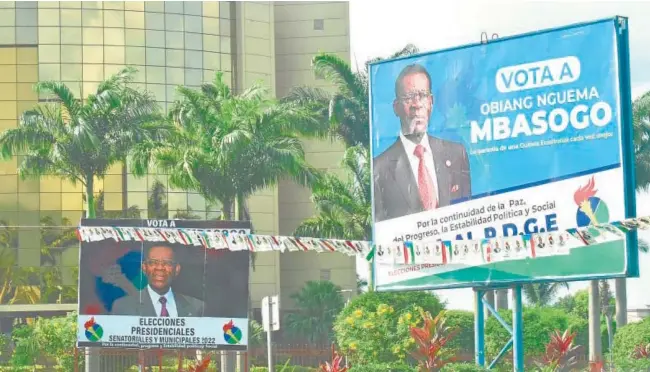  ?? // AFP ?? Carteles electorale­s que piden el voto para Obiang en Malabo, la capital de Guinea Ecuatorial