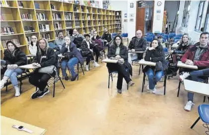  ?? LA CRÓNICA ?? Familias de la Margen Derecha que han presentado el escrito en la Junta de Extremadur­a.