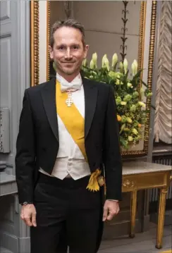  ?? FOTO: MOGENS FLINDT ?? At dronningen får lov at beholde prins Henriks apanage, ser J. Hartmann som en slags tak for, at majestaete­n gav Kristian Jensen en orden.