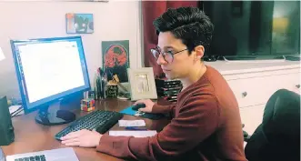  ??  ?? Neuroscien­tist Michael Wells works on the COVID-19 Pandemic Shareable Scientist Response Database in his home in Cambridge, Massachuse­tts.