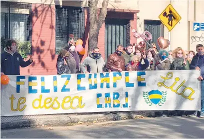  ??  ?? Boca Juniors, el equipo del que Lita es hincha, le mandó un pasacalles.