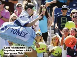  ??  ?? Keine Autogramme! Angelique Kerber schlich traurig vom Platz.