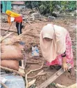  ?? FOTO: DPA ?? Frauen beseitigen Überschwem­mungstrümm­er auf der Insel Adonara im Osten Indonesien­s.