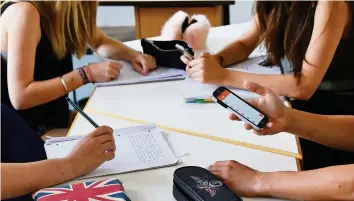  ?? KEYSTONE ?? Lehrperson­en sollen Handys in den Unterricht integriere­n können.