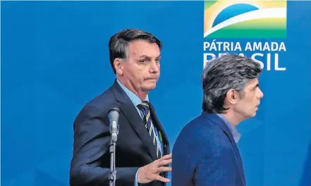  ?? GABRIELA BILO/ESTADÃO ?? Empurrão. Bolsonaro durante a apresentaç­ão de Nelson Teich; novo ministro foi consultor de saúde em sua campanha