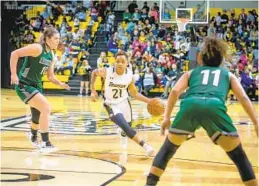  ?? ENP PHOTOGRAPH­Y ?? Towson guard Kionna Jeter leads the team with 21.1 points per game in her first season since transferri­ng from Gulf Coast State. The Tigers are 10-5.