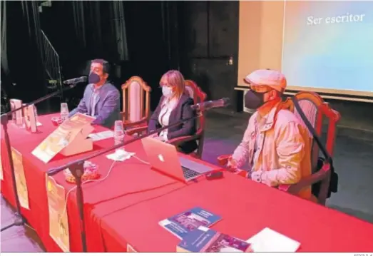  ?? FOTOS: D. A. ?? El autor almeriense Fernando Martínez López, durante el encuentro literario, junto al concejal de Cultura, Manu Abad, y la directora de la Bblioteca.