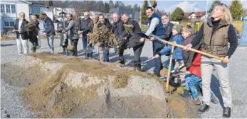  ?? FOTO: FELIX KÄSTLE ?? Spatenstic­h bei den Zeller Höfen in Oberzell: Dort entstehen 50 neue Wohnungen.