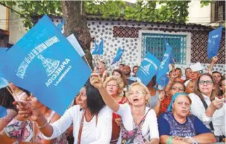  ??  ?? Fiéis lotaram a igreja de Nossa Senhora Aparecida, que fica localizada no Cachambi, na Zona Norte