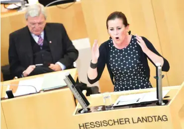  ?? Foto: dpa/Arne Dedert ?? LINKE-Fraktionsc­hefin Janine Wissler im Landtag, links Hessens CDU-Regierungc­hef Volker Bouffier