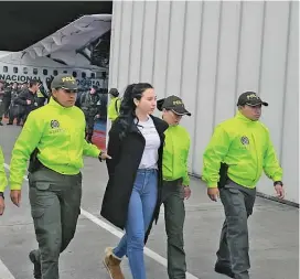  ?? FOTO POLICÍA ?? Traslado de Aída Manzaneda, hija de la excongresi­sta Aída Merlano. La joven es señalada de favorecer su fuga.