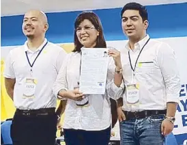  ??  ?? It was reelection­ist Bacoor (Cavite) Mayor Lani Mercado who filed for husband Bong Revilla’s COC at the COMELEC accompanie­d by sons Bryan and Cavite Vice Gov. Jolo Revilla