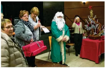  ??  ?? Le Secours Populaire a réuni 101 de ses bénéficiai­res à la salle municipale, le 19 décembre.