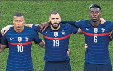  ??  ?? Mbappé, Benzema y Pogba posan para escuchar el himno en un partido con Francia.