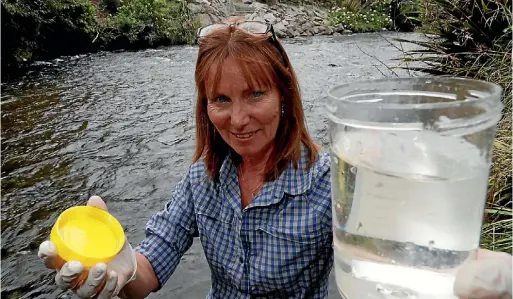  ?? PHOTO: MARTIN DE RUYTER/ FAIRFAX
NZ ?? Philippa Eberlein of Friends of the Maitai with a sample of water from the Maitai River at Riverside.