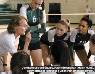  ??  ?? L’entraîneus­e de l’équipe, Kathy Bresnahan (Helen Hunt), soumettra ses joueuses à un entraîneme­nt rigoureux.