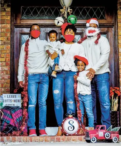  ?? RACHNA AGRAWAL THE NEW YORK TIMES ?? From left: Joshua, Jude, Rovonne, Riley and Jason Staten pose for their holiday card at their home in Grapevine, Texas.