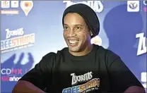  ?? GLOBO ?? free transfer. SIAPA BERMINAT?: Ronaldinho tidak memiliki klub saat ini setelah dilepas klub Brasil Fluminense.