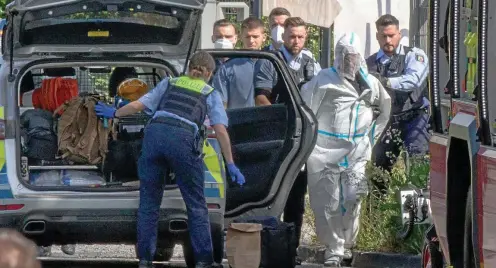  ?? FOTO: RALF ROEGER / DPA ?? Polizisten führen den mutmaßlich­en Angreifer ab. Rund um seine Identität gibt es noch offene Fragen.